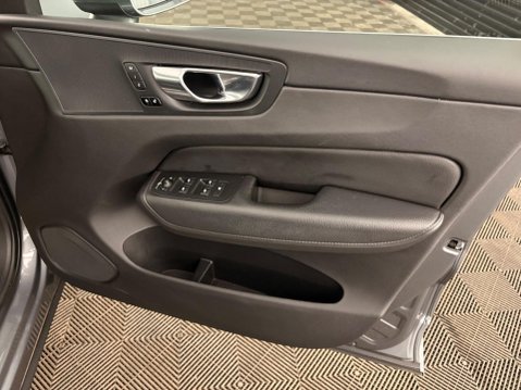 Volvo XC60 2.0 B4 MHEV Momentum Pro Auto AWD Euro 6 (s/s) 5dr 30