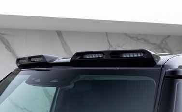 Land Rover Defender 110 D300 HSE Hard Top URBAN 26