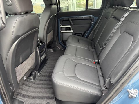 Land Rover Defender SE MHEV 41