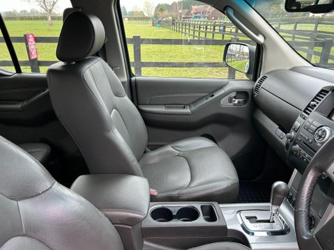 Nissan Navara 2.5 dCi Tekna Auto 4WD Euro 5 4dr 11