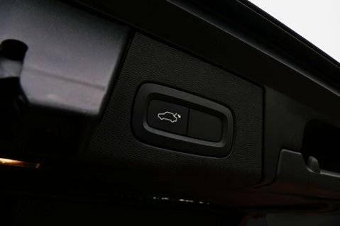 Volvo XC60 2.0 XC60 R-Design B5 MHEV AWD Auto 4WD 5dr 23