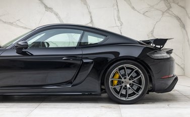 Porsche Cayman GT4 (718) 48