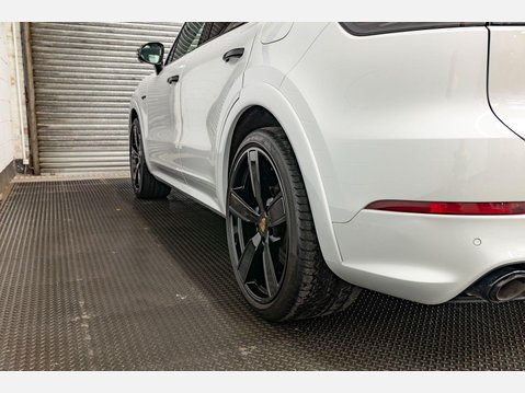Porsche Cayenne 3.0 V6 E-Hybrid 17.9kWh Platinum Edition TiptronicS 4WD Euro 6 (s/s) 5dr (3 95