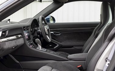 Porsche 911 Targa 4 GTS (991.2) 16