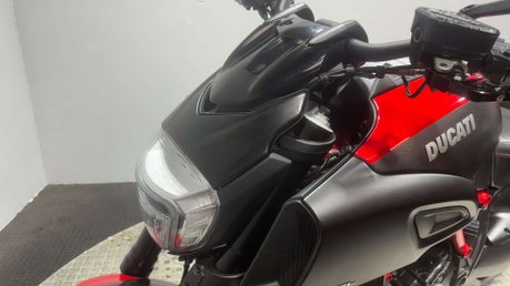 Ducati Diavel 1198 CARBON EDITION 24K 1 OWNER JUST SERVICED MOT APRIL 2027 41