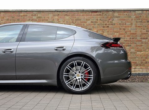 Porsche Panamera GTS 8