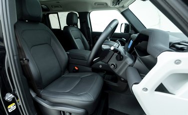 Land Rover Defender 110 XS Edition P400 10