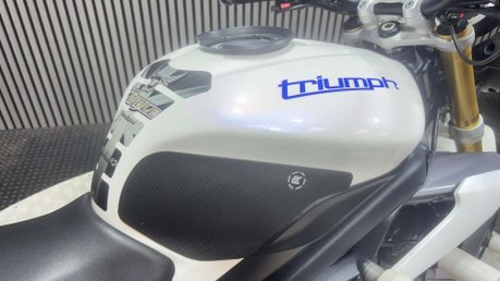 Triumph Street Triple 2014 27K NEW MOT SERVICED SCORPION EXHAUST NAKED 675CC TRIPLE 17