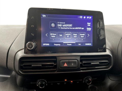 Vauxhall Combo Life 50kWh Design MPV 5dr Electric Auto (7.4kW Charger) (136 ps) Sat Nav 18