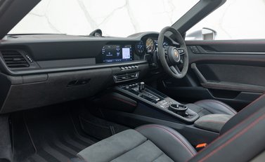 Porsche 911 Targa 4 GTS (992) 21