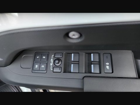 Land Rover Defender X-DYNAMIC SE 23
