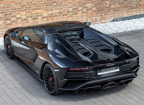 Lamborghini Aventador S LP740-4 Roadster 12