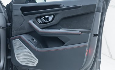 Lamborghini Urus S 31