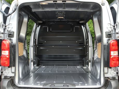 Peugeot Expert Expert 100kW 75kWh Professional Van Auto 3