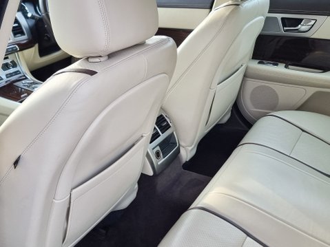 Jaguar XF D PORTFOLIO 32