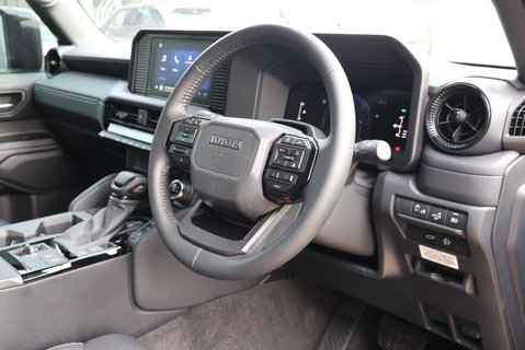 Toyota Land Cruiser 2026 COMMERCIAL 2 inch  lift 22  wheels roof light Seeker styled Rear seats 12