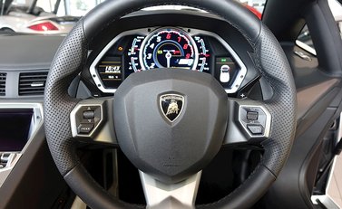 Lamborghini Aventador LP 700-4 Roadster 16