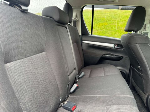 Toyota Hilux 2.4 HI-Luxury Invincible D-4D 4WD Double Cab Auto 4WD 5dr 8