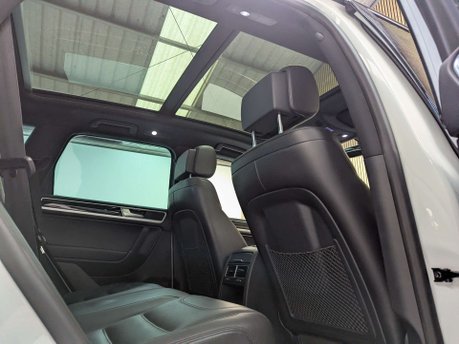 Volkswagen Touareg 3.0 Touareg V6 R-Line+ TDI BlueMotion Technology Auto 4WD 5dr 40