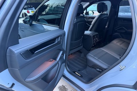 Porsche Cayenne V6 S E-HYBRID BLACK EDITION - PANORAMIC ROOF - AS NEW CONDITION 29