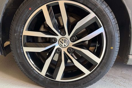 Volkswagen Golf 35.8kWh e-Golf Hatchback 5dr Electric Auto (136 ps) 69