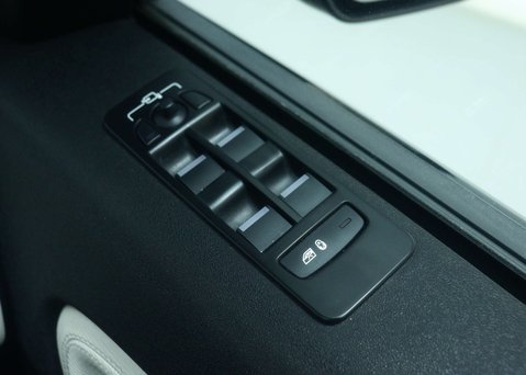 Land Rover Discovery Sport 2.0 P250 MHEV R-Dynamic SE SUV 5dr Petrol Auto 4WD Euro 6 (s/s) (249 ps) 43