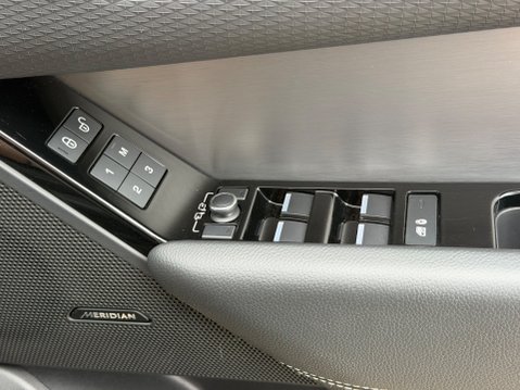 Land Rover Range Rover Velar R-DYNAMIC S 32