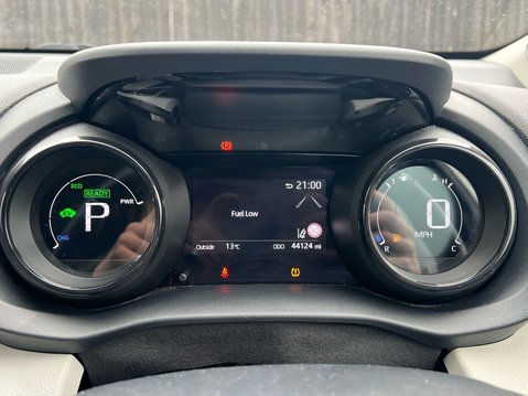 Toyota Yaris EXCEL FHEV 11