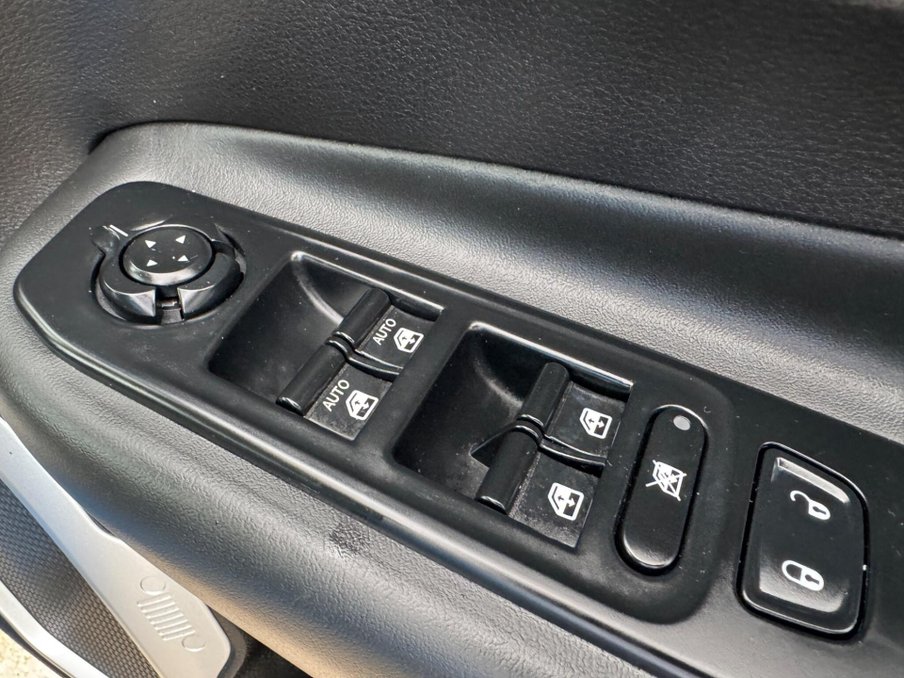 2016 Jeep Renegade — image 36