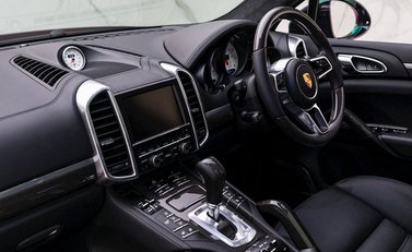 Porsche Cayenne Turbo S 16