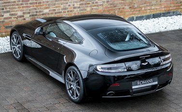 Aston Martin V12 Vantage S 9