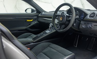 Porsche Cayman GT4 (718) 13