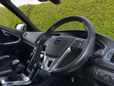 Volvo V40 1.6 T2 R-Design Hatchback 5dr Petrol Manual Euro 5 (s/s) (120 ps) 10