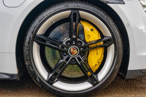 Porsche Taycan TURBO S 5