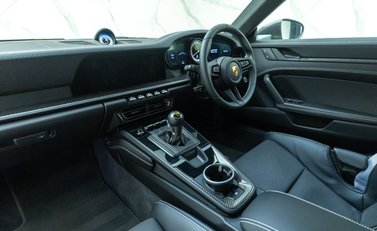 Porsche 911 GT3 TOURING (992) 18