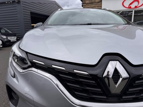 Renault Captur ICONIC TCE 8