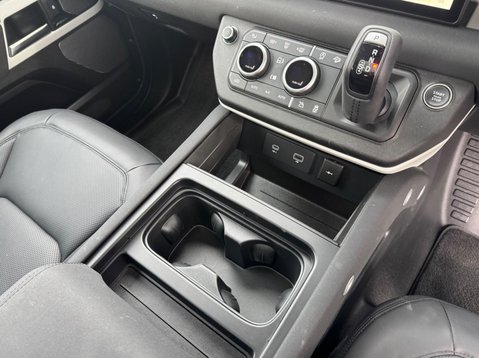 Land Rover Defender SE MHEV 22