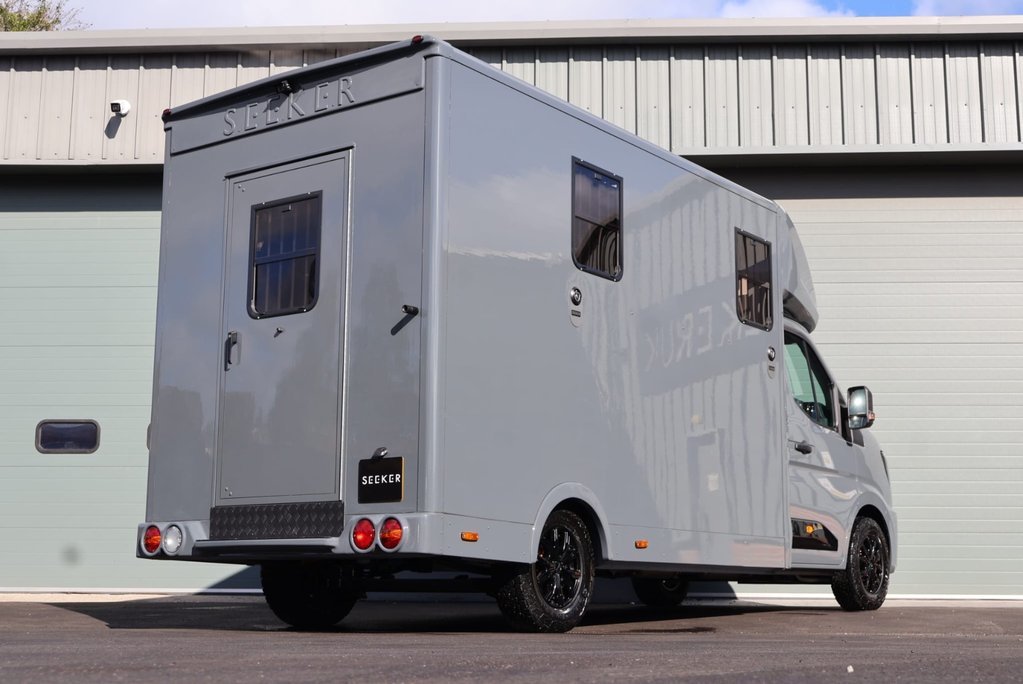 Renault Master DEMO MODEL 3.5 TON ADVANCE 150 AUTO STALLION BUILD SEEKER HORSEBOX REAR BED 7