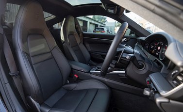 Porsche 911 Carrera 4S (992) 12