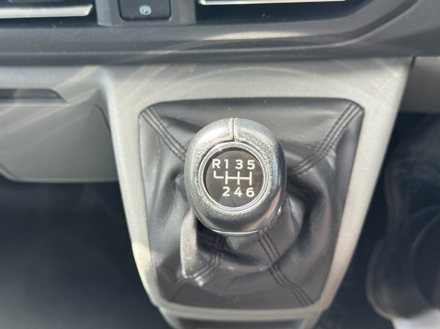Ford Transit Custom SWB L1H1 Low Roof Limited 300 Air Con Alloys Cam Sensors EURO 6 40