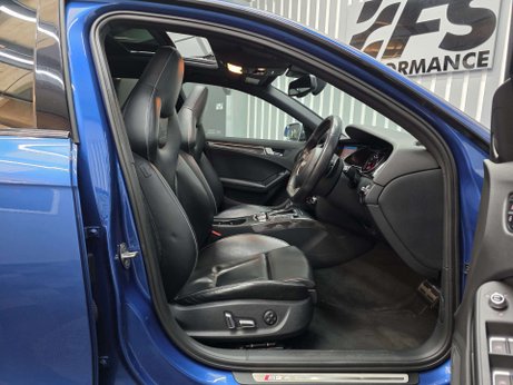 Audi RS4 4.2 FSI V8 Estate 5dr Petrol S Tronic quattro Euro 5 (450 ps) 45