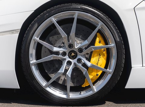 Lamborghini Aventador LP700-4 Roadster 14