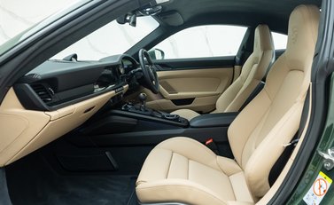 Porsche 911 GT3 TOURING (992) 18