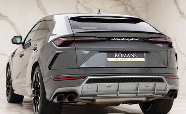 Lamborghini Urus 3