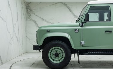 Land Rover Defender 110 HERITAGE 38