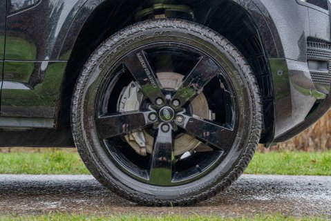 Land Rover Defender D300 X-Dynamic HSE 6