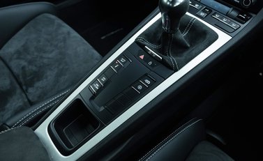 Porsche Cayman GT4 (718) 18