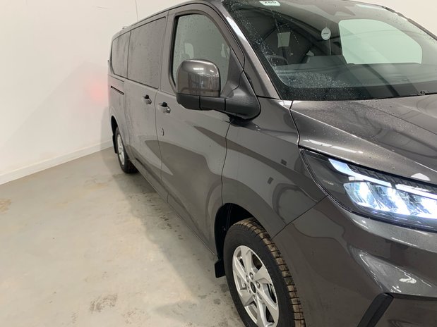 Ford Transit Custom 320LWB 9 Seat Kombi Titanium *new* 9