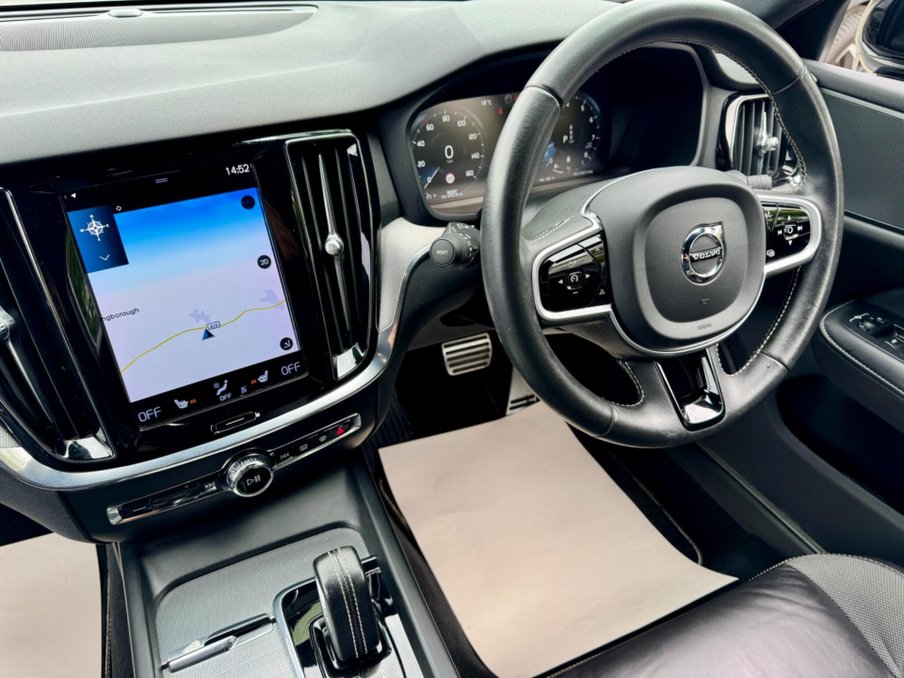 2021 Volvo V60 — image 13