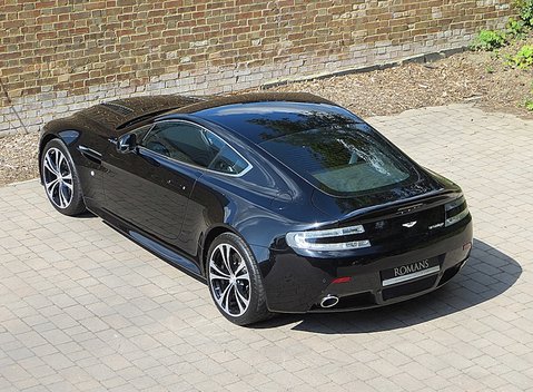 Aston Martin V12 Vantage Carbon Black Edition 10